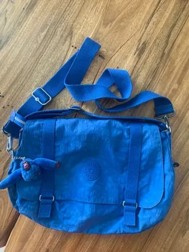 Bolsa kipling pouco usada ( super nova). Aproximadamente 40 cm X 27 cm