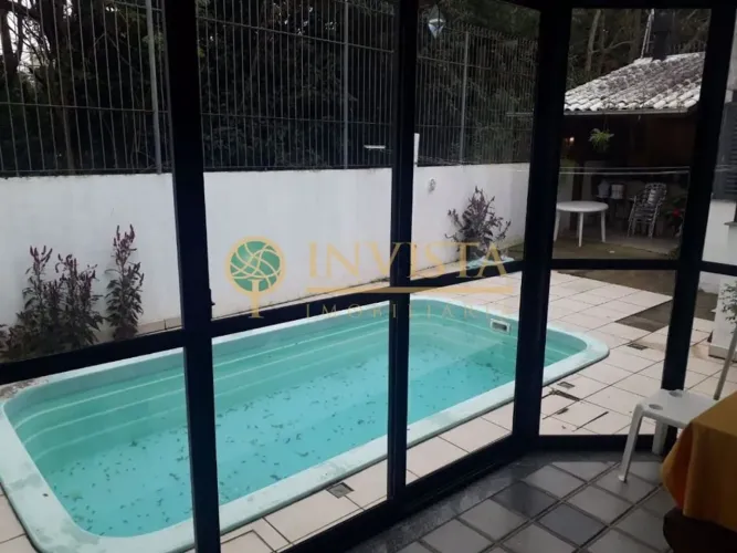 Casa com Piscina e 4 quartos à venda no bairro Estreito, em Florianópolis.