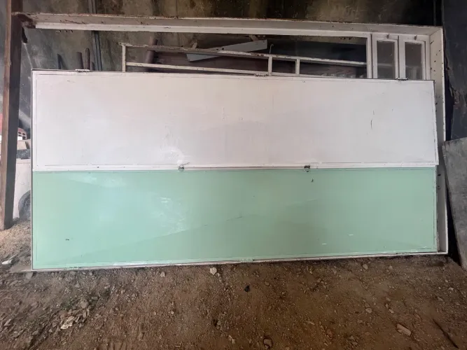 Porta de chapa metálica branca e verde