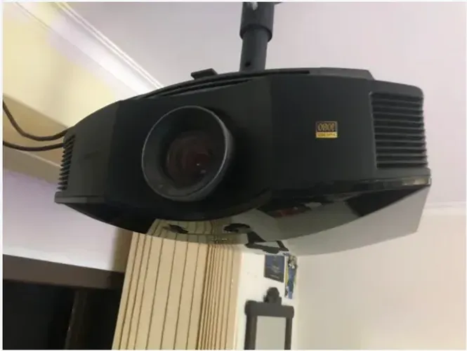 Projetor Sony Bravia FULL.HD / Lâmpada ?15% de uso / com Tela Retrátil incluso / Trocas