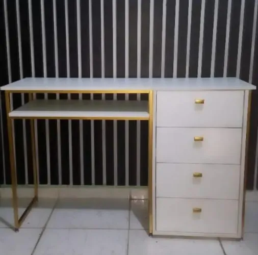 Mesa para manicure em Metalon 