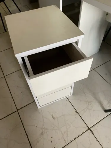 - gaveteiro branco com 4 gavetas