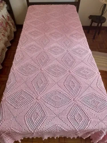 colcha de solteiro rosa de crochê feito a mão antiga