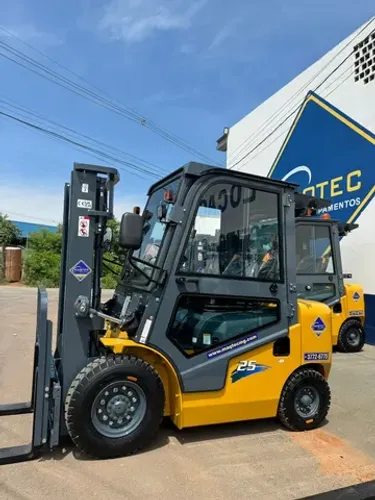 Locaçao de Empilhadeira Cabinada 2.5- Diesel