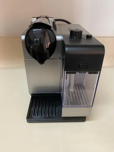 Cafeteira Nespresso Lattissima 