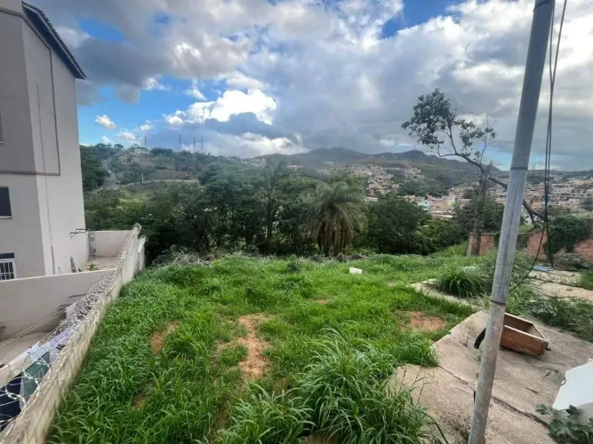Lote de esquina com aproximadamente 1.221 0 m² com leve declive.