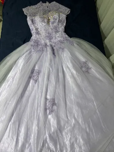Vestido de Festa Lilás com Detalhes Bordados - Ajustável ao corpo