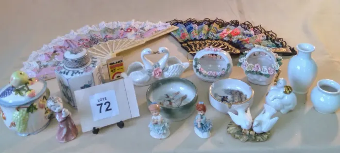 Enfeites Diversos Modelos em Porcelana + 2 Leques Chineses.