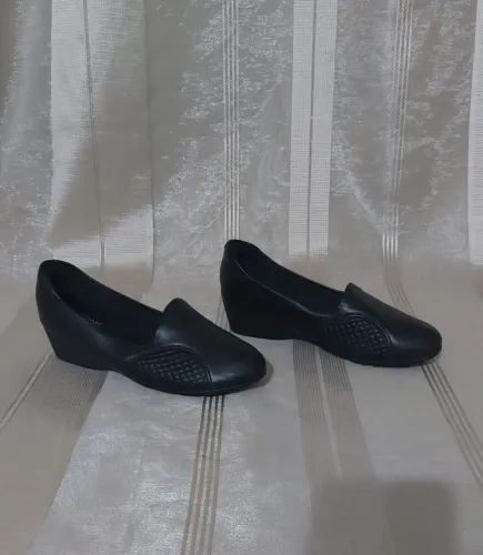 Sapato preto anabela Modare