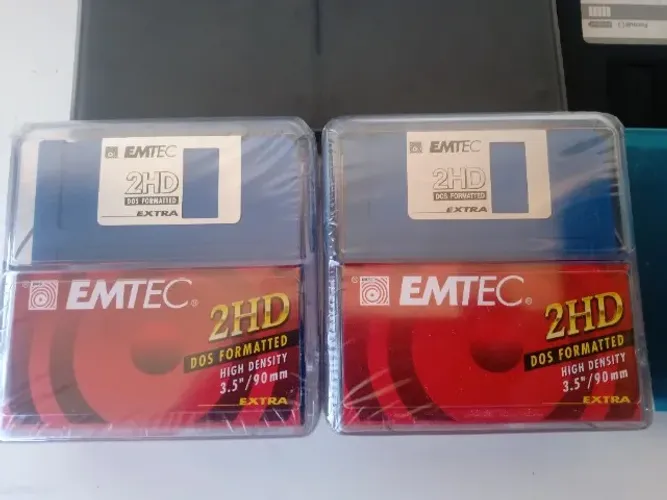 Caixa com 10 disquetes lacrada 40 reais cada caixa Valor para liquidar. Posso entregar o p