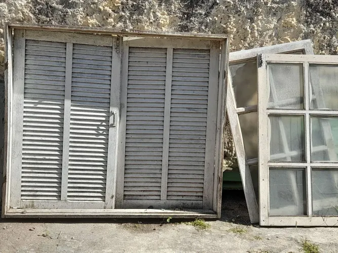 Janela de madeira completa. com vidro