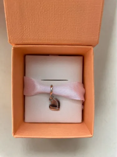 Pingente de coração em prata com design delicado