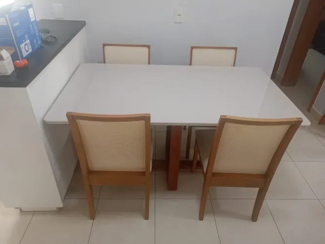 Mesa de Jantar com 4 cadeiras toda de madeira