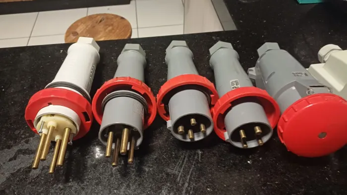 Tomadas industriais  e  plugs  63   amperes