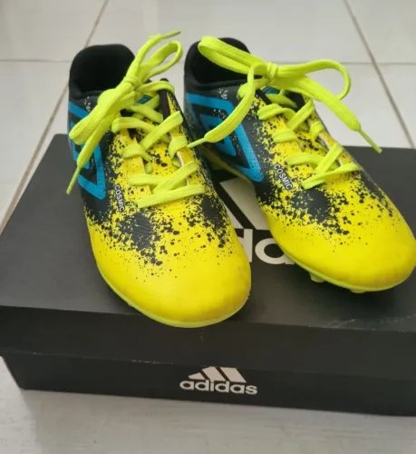 Chuteira UMBRO infantil usada apenas um vez