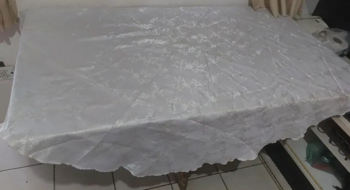 Toalha de Mesa Branca com Detalhes em Renda