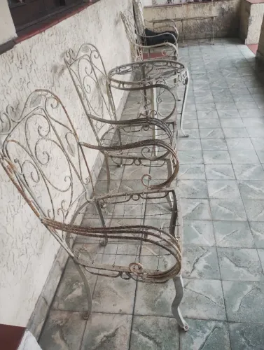 Conjunto de cadeiras e mesa retrô para área externa.