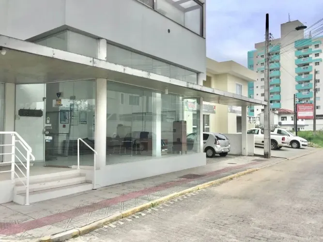 Sala comercial com fachada de vidro no bairro Rio Caveiras, Biguaçu
