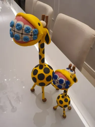 Girafas Decorativas com Aparelho nos Dentes