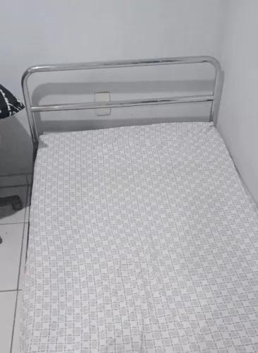 Cama Solteiro em Madeira e espelho em aço com colchão