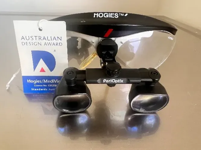 Lupa Perioptix 350-R Magnificação 2.5x com Armação Esportiva Hogies Mediview