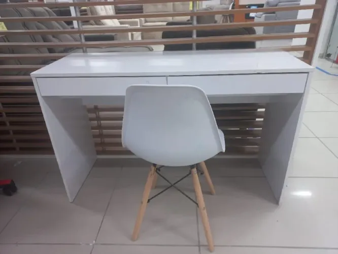 Escrivaninha moderna branca com design clean com cadeira 