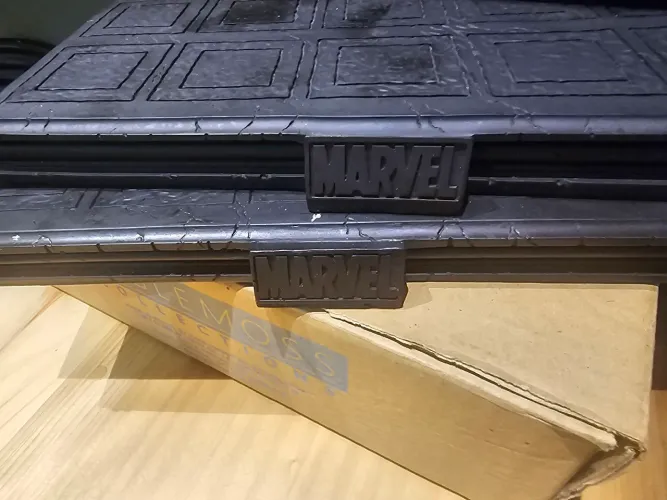 Duas bases Miniatura Marvel