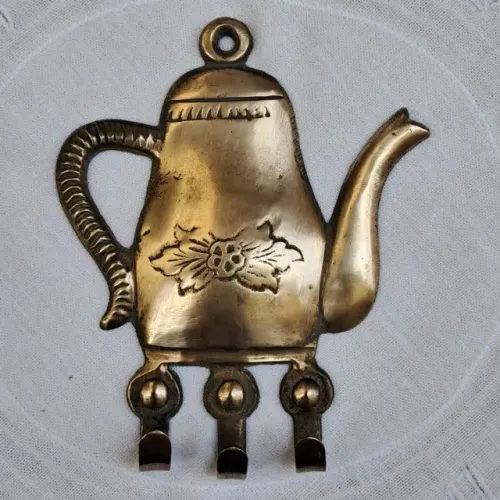 Gancho de Parede Vintage - Latão Maciço - Formato Bule com Relevo