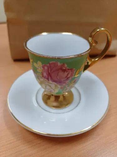 Porcelana Paraná. Lindíssima única xícara com desenhos florais e pires. Lote com 2 peças.