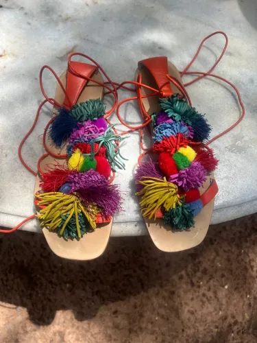 Sandálias coloridas com pompons