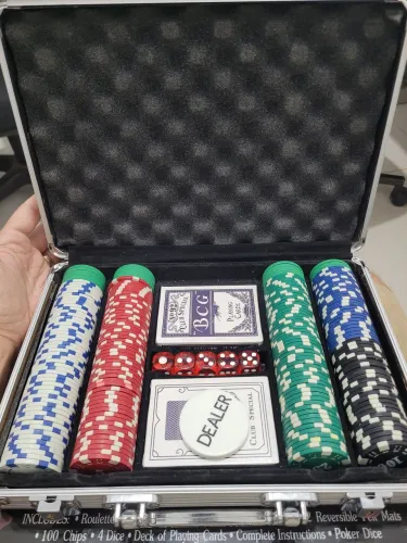 Maleta de poker com 220 fichas grossas, 5 dados, cartas de baralho e 1ficha dealer 
