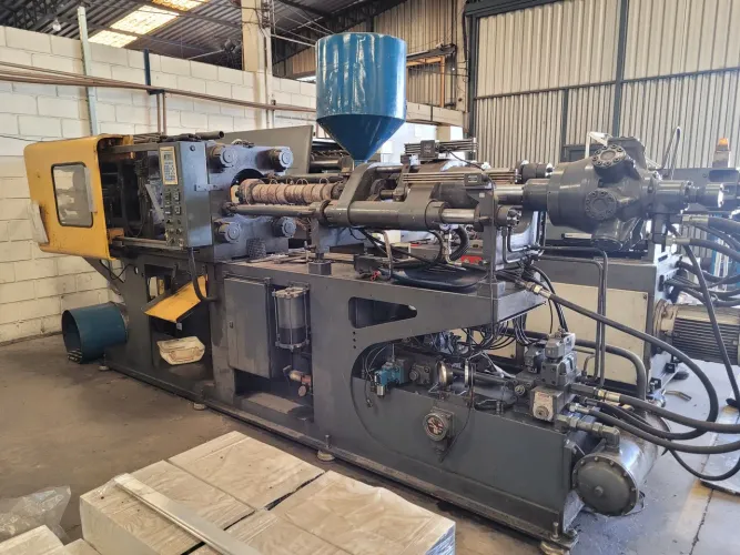 Injetora de plastico Semeraro 100ton