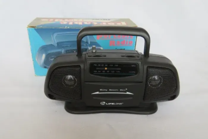 RÁDIO PORTÁTIL marca SUNNY, fabricado no Japão, funcionando e na Caixa original. Sem garan