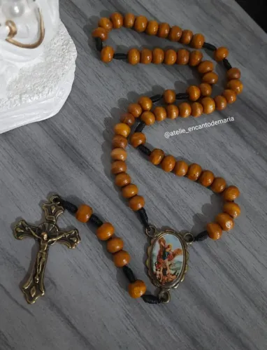 Terço de madeira artesanal