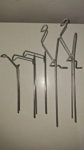 Kit com 5 Suportes de Vara de Pesca - Ferro Reforçado (2 Reguláveis + 3 Fixos Inclináveis)