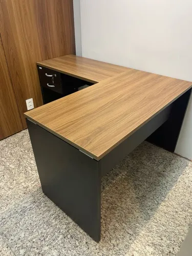 MESA 1.50x1.60 COM GAVETAS PÉ PAINEL LOJA IKONMIXOFFICE 