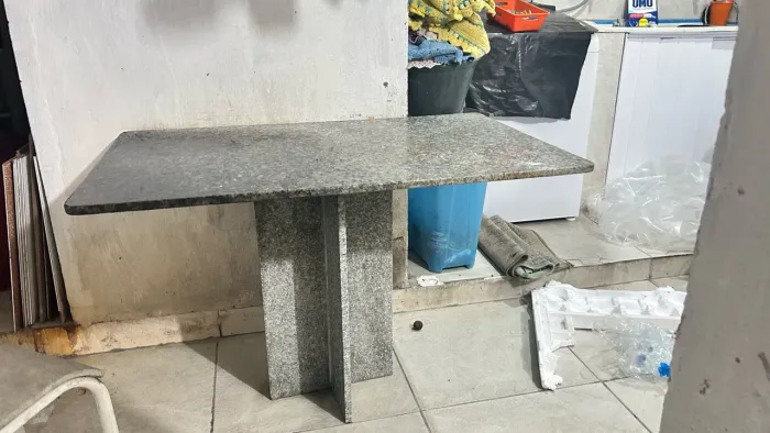 Vendo mesa de granito toda de granito até a base