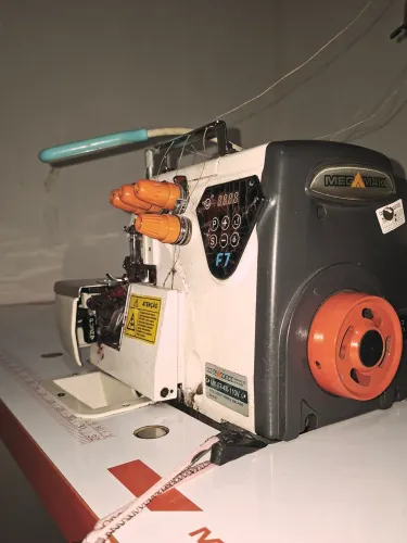 Máquina de costura overloque 4 fios eletrônica. Costurando Perfeitamente. Preço: 2300$