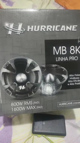 Vendo um par de alto- falantes de oito polegadas.