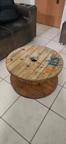 Mesa redonda de madeira