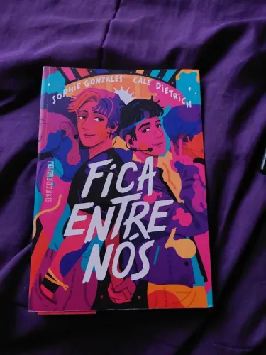livro fica entre nos sophie gonzales cale dietrich