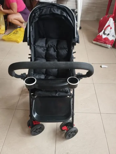 Carrinho de bebê, usado poucas vezes, ainda na caixa.