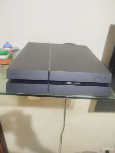 PS4 / 500GB / +15 jogos 