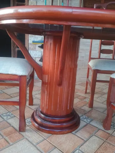 Vendo linda mesa em madeira maciça 