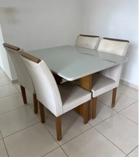 Mesa e cadeiras