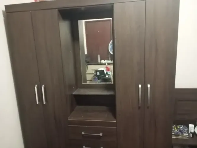 Guarda roupa solteiro com espelho, 2 portas e 3 gavetas.