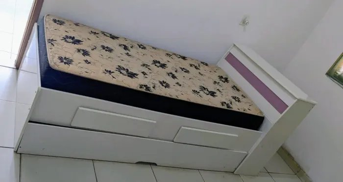Bicama solteiro com baú e dois colchões