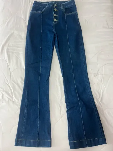 Calça Jeans Flare Azul-Escura com Botões