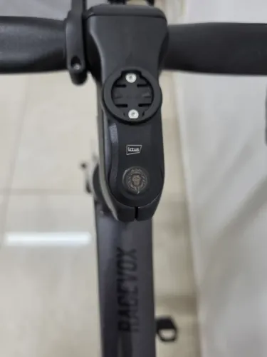 Vendo uma bicicleta Speed Racevox pro disc 12V novíssima. Menos de 30 KM.<br><M. Cene<br>RY Vox