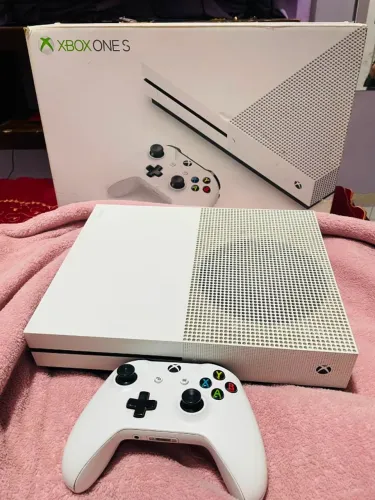 XBOX ONE S 1TB + CONTROLE ORIGINAL